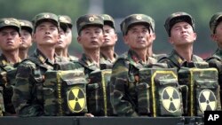 2013年7月27日,朝鲜军人接受其领导人金正恩的检阅。(资料照片)