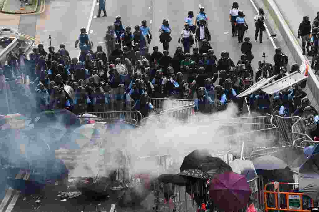2019年6月12日,数万抗议民众包围香港立法会,香港警方与抗议者发生冲突。