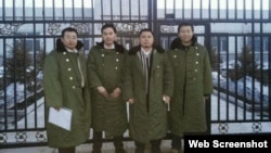 在“法制教育基地”前的四位律师(左起:江天勇、张俊杰、王成、唐吉田, 网络图片)