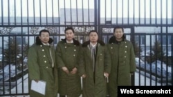 在“法制教育基地”前的四位律师(左起:江天勇、张俊杰、王成、唐吉田, 网络图片)