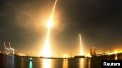 这张照片把美国民营“太空探索科技公司”(SpaceX)星期一发射“猎鹰”9号火箭(左)的景象和火箭第一级推进器返回地面回收地点(右)的景象放在一起展示。