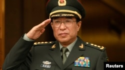习近平在上周首次公开提及徐才厚案,中共军内反腐不再“遮遮掩掩”。图为2009年10月徐才厚访问美国国防部时在欢迎仪式上。