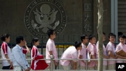 资料照:在美国驻华大使馆外排队等候面签美国签证的中国学生。(2021年5月)