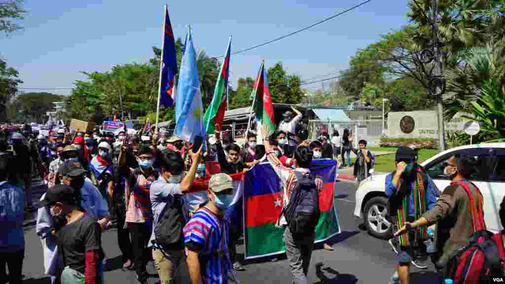 ရန်ကုန်မြို့ရှိ အမေရိကန်သံရုံးရှေ့ စစ်အာဏာသိမ်း ဆန့်ကျင် ဆန္ဒပြ မြင်ကွင်း။