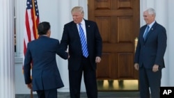 美国当选正副总统唐纳德·川普和迈克·彭斯在川普的新泽西高尔夫球俱乐部会见场所的入口处热烈欢迎米特·罗姆尼(2016年11月19日)