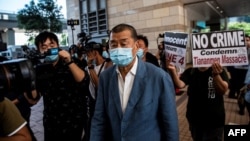 资料照:香港壹传媒创始人黎智英抵达西九龙警局。(2020年10月15日)