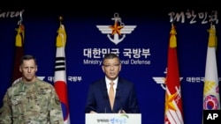 韩国国防部副部长(中)与美国驻韩部队高级官员共同举办媒体吹风会(资料图片)
