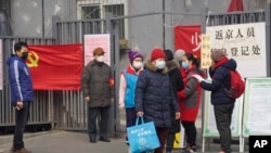 居民在返回北京前接受入城检查。(2020年2月13日)