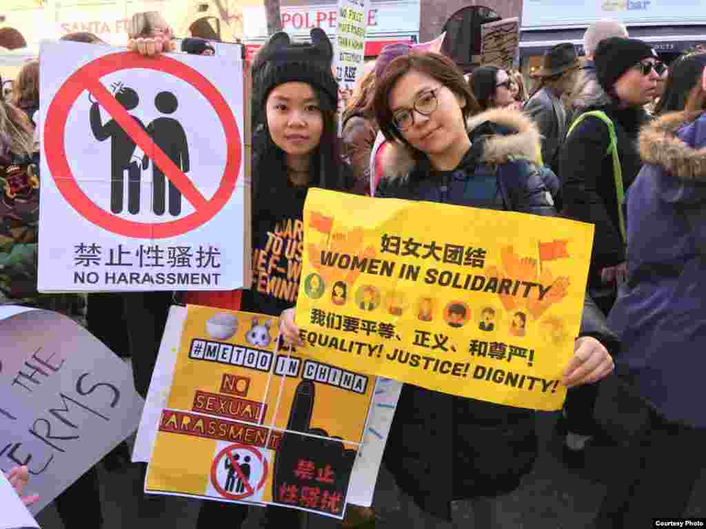 中国“#Me Too”(我也是)运动被谐音为米兔运动。图为2018年1月在纽约参加女性大游行关注中国女权议题的人士手持带有大米和兔子图像的“米兔在中国”以及“我们要平等、正义、和尊严”的标语牌(小门提供)。有网友把推倒释学诚行动称作“米兔大战花和尚”。
