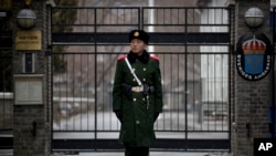 资料照:瑞典驻北京大使馆前一名中国武警士兵在站岗。(2019年2月14日)