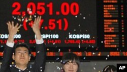 韩国交易所人员在收市股票指数显示屏前。(资料照片)