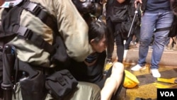港警在港岛西环上环地区强力清场施放催泪弹拘捕示威者 美国之音海彦拍摄