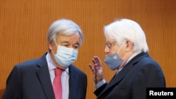 联合国秘书长古特雷斯和联合国主管人道主义事务的副秘书长兼救济协调员格里菲斯在联合国日内瓦举行的会议上进行交谈(2021年9月13日)