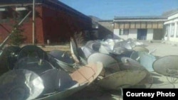 中国当局在甘肃藏区拉卜楞寺附近地区收缴的卫星电视接收器。(资料照)