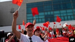 香港亲中人士挥舞中国国旗庆祝中共建政70周年。(2019年10月1日)