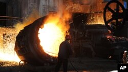 中国安徽省合肥市一家钢铁厂的一名工人在炼钢(2011年6月25号资料照)