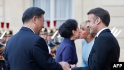 法国总统马克龙和夫人2024年5月7日在爱丽舍宫接待中国国家主席习近平及夫人出席国宴。(法新社)