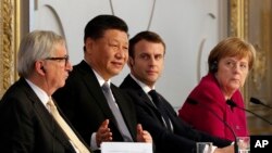 欧盟委员会主席容克(左一)、中国国家主席习近平(左二)、法国总统马克龙(右二) 和德国总理默克尔2019年3月26日在法国巴黎爱丽舍宫出席记者会。