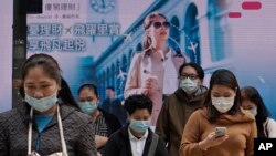 资料照:香港民众带着口罩在中环商业区活动。(2020年2月11日)