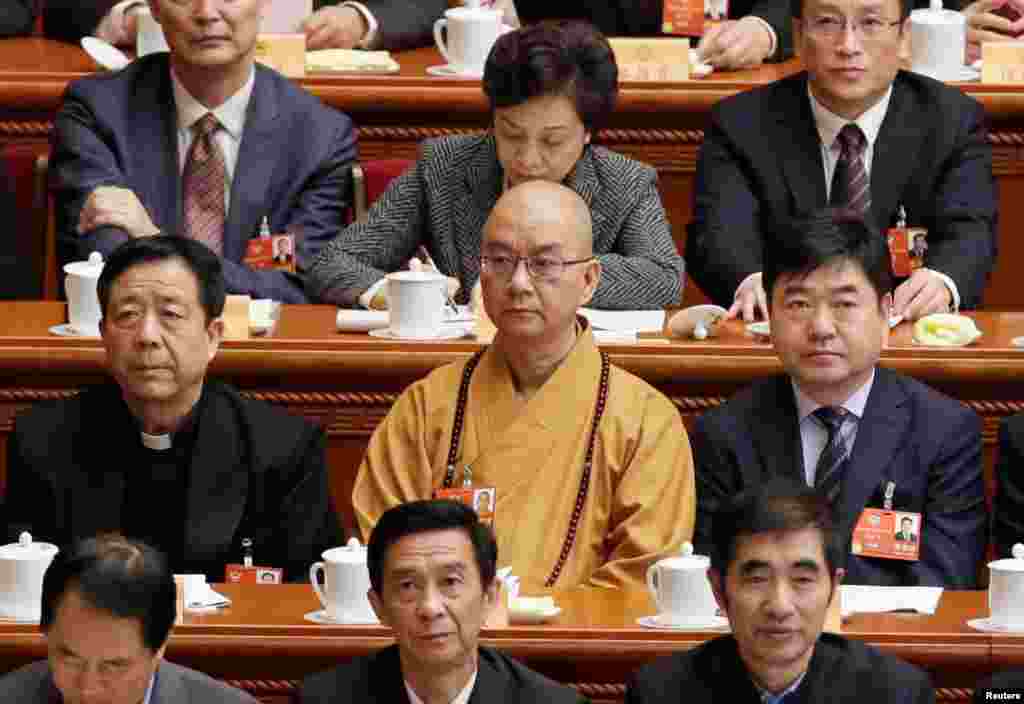 北京龙泉寺住持、同时担任全国政协常委及民族和宗教委副主任的释学诚大法师在北京人民大会堂参加政协大会开幕式(2018年3月3日)。他的政协职务和全国青联副主席职务也将失去。7月底, 网上流传一份长达95页的实名举报材料,两位清华大学毕业的工程博士,龙泉寺都监和前都监,以大量实据检举释学诚曾经用短讯性骚扰、通过多种手段精神控制和性侵多位出家女弟子,还有其他违规和资金流向不明等问题。美国CNN引述释贤启的话说,释学诚是“穿着僧袍的邪魔”。