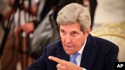 美国气候特使克里在莫斯科与俄罗斯外长拉夫罗夫举行会谈(2021年7月12日)