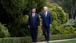 美国总统拜登和中国国家主席习近平结束双边会谈后一起漫步在费罗丽庄园。(2023年11月15日)