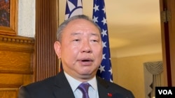 台湾驻美代表俞大㵢在驻美国台北经济文化代表处举办的“庆祝中华民国113年国庆”酒会中接受媒体联访。(2024年10月2日,美国之音锺辰芳拍摄)