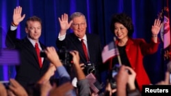 代表肯塔基州的共和党参议员保罗、参议院共和党领袖麦康奈尔、前劳工部长赵小兰在肯塔基州路易斯维尔的麦康奈尔选举之夜胜利大会上(2014年11月4日)