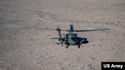 အမေရိကန်စစ်တပ် UH-60 Black Hawk ရဟတ်ယာဥ်က ဆီးရီးယားနိုင်ငံအရှေ့မြောက်ပိုင်းစစ်ဆင်းရေးမှာ အနိမ့်ပျံသန်းနေပုံ။ (အောက်တိုဘာ ၂၉၊ ၂၀၂၄)