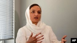 阿富汗前女市长加法里在德国杜赛尔多夫接受美联社的采访(2021年8月25日)