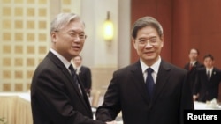 国台办主任张志军(右)与时任陆委会主委夏立言2015年10月14日在广州会晤(路透社)