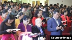 အင်ဒီယားနားပြည်နယ်က ချင်းအသင်းတော်မှာ ဆုတောင်းနေစဉ် (Facebook -Chin Evangelical Baptist Church, Indianapolis, USA)