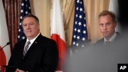 美国国务卿蓬佩奥和代理国防部长沙纳汉在美国国务院与日本外相河野太郎、防卫大臣岩谷武举行记者会。(2019年4月19日)