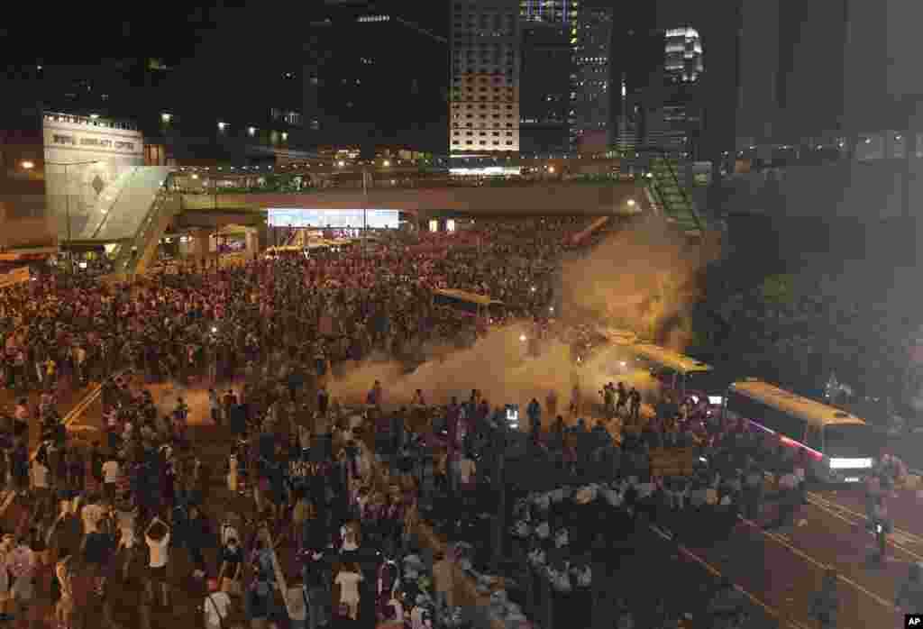 数以千计的抗议者封阻了通往香港金融中心的道路以后,防爆警察开始使用催泪弹。  