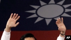 胜选后,马英九向民众致意
