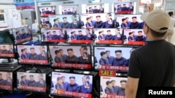 一名韩国顾客在首尔的一家电器商店里观看朝鲜核试验的新闻。(2017年9月3日)
