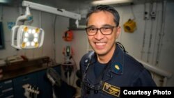 Quân nhân Mỹ gốc Việt Hiền Trịnh trên tàu sân bay USS Carl Vinson.