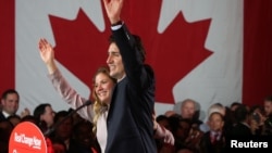 自由党领袖贾斯汀·特鲁多(Justin Trudeau)10月19日胜选后在其妻子的陪同下与支持者会面, 并发表胜选讲话。