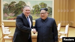 美国国务卿蓬佩奥和朝鲜领导人金正恩握手(2018年5月9日)