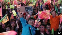支持者在2020年台湾总统选举中为蔡英文当选欢呼。(资料照,2020年1月11日)