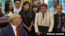 အိမ်ဖြူတော်မှာ သမ္မတ Trump ကိုတင်ပြနေတဲ့ KBC ကချင်နှစ်ခြင်းအဖွဲ့ချုပ်ရဲ့ အထွေထွေအတွင်းရေးမှူး Dr. Samson Hkalam