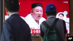 韩国首尔火车站的旅客在观看电视屏幕上朝鲜领导人金正恩的图像。(2020年9月25日)