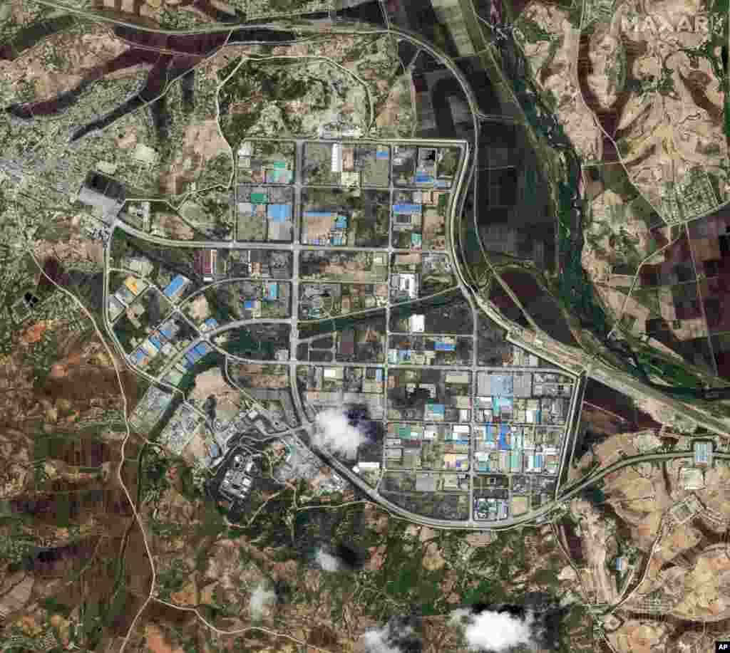 မြောက်ကိုရီးယားနိုင်ငံ Kaesong မြို့ရှိ ဆက်ဆံရေးရုံး ဖောက်ခွဲဖျက်ဆီးခံရတဲ့ မြင်ကွင်း။ (ဇွန် ၁၆၊ ၂၀၂၀) 