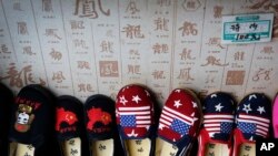 北京一家商店展示的中国制造的显示中国地图和美国国旗的童鞋。(2018年7月13日)