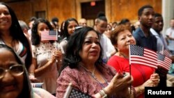 美国新移民在纽约曼哈顿公共图书馆参加入籍宣誓仪式。(2018年7月3日)