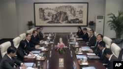 9月25日2012年,中国外交部副部长张志军(左三)与日本外务事务次官河相周夫(右三)在北京商讨钓鱼岛争端