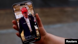 美国华盛顿一名女子手拿智能手机显示TikTok app的@realdonaldtrump 页面。(2025年1月19日)
