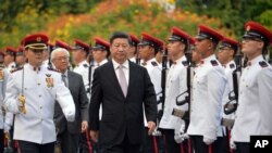 2015年11月6日,中国主席习近平和新加坡总统陈庆炎在新加坡的欢迎仪式上检阅仪仗队