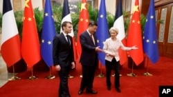 2023年4月6日,中国国家主席习近平(中)、法国总统马克龙(左)和欧盟委员会主席冯德莱恩在北京举行工作会议。(美联社照片)