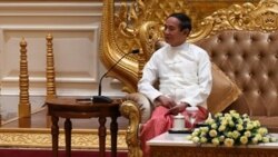 သမ္မတဦးဝင်းမြင့် မိသားစုနဲ့တွေ့
 သမ္မတဦးဝင်းမြင့် မိသားစုနဲ့တွေ့